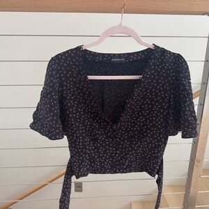 NICHOLAS 100% Silk Crop Black and Red Floral Blouse - size 4 - never worn!